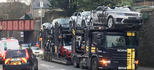 Des Range Rovers et des Jaguars, détruites à cause d'un pont !