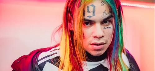 Tekashi 6ix9ine se fait faire des dents en diamant, sur-mesure !