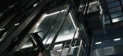 USA : un ascenseur chute de 84 étages ! (Vidéo)