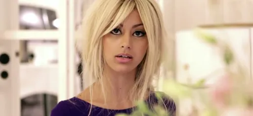 Zahia Dehar : la bimbo défile les seins à l'air ! (Vidéo)