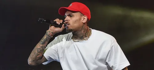 Chris Brown : poursuivi en justice pour une raison hallucinante !