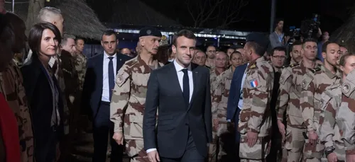 Un militaire s'évanouit devant Emmanuel Macron (vidéo)