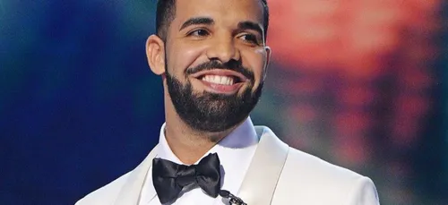 Drake embrasse et caresse une ado de 17 ans en plein concert ! (Vidéo)