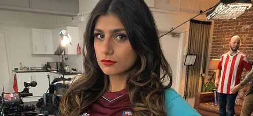 Mia Khalifa : un joueur de football s'excite dans les couloirs !...