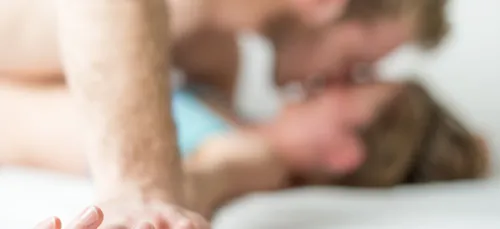 Elle découvre sa mère et son père dans un film porno ! Découvrez...