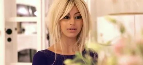 "Encore cette p***" : Zahia Dehar, clashée et humiliée par une...