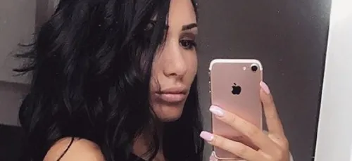 Léana (Les Anges 10) : Elle pose nue dans son lit