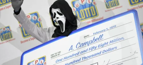 Loto : il vient récupérer son jackpot habillé en Scream !