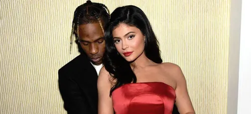 Travis Scott déclare son amour à Kylie Jenner sur scène (Vidéo)