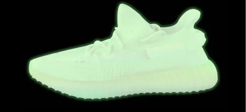 La Yeezy Boost 350 V2 Glow se dévoile sur les réseaux sociaux !...
