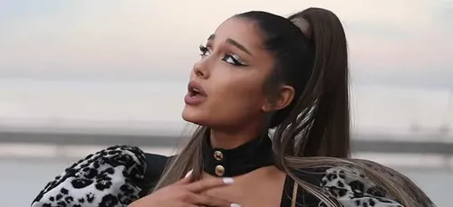 Ariana Grande : dans "Monopoly", dévoile-t-elle sa bisexualités ?