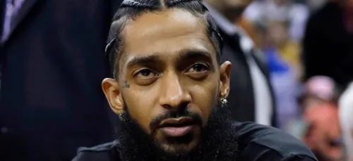 Rick Ross : il se fait tatouer le visage de Nipsey Hussle (Photo)