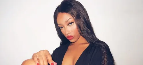 Shay s'affiche seins nus pour le magazine SLIMI (photos)