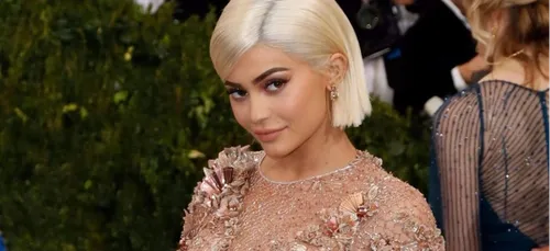 Kylie et Kendall Jenner : Aqababe dévoile leurs numéros ! (Vidéo)