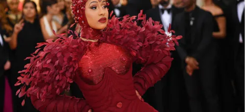 Cardi B avoue avoir eu recours à la liposuccion !