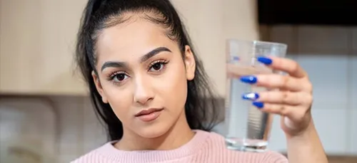 Cette jeune femme est allergique à l'eau !