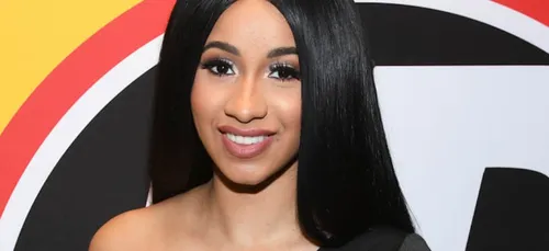 Cardi B : elle annule un concert à cause de ses implants !