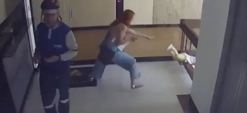 Cette mère sauve son enfant avec un incroyable réflexe ! (Vidéo)