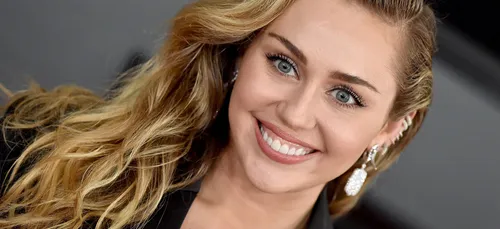 Miley Cyrus : oops, elle dévoile un sein ! (Vidéo)