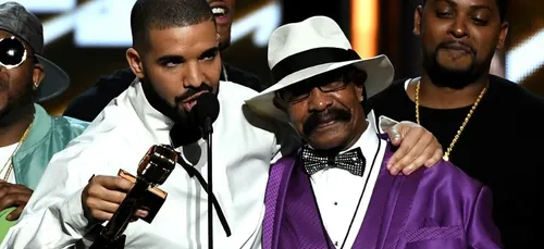 Drake règle ses comptes avec son père, « c’est triste quand ta...
