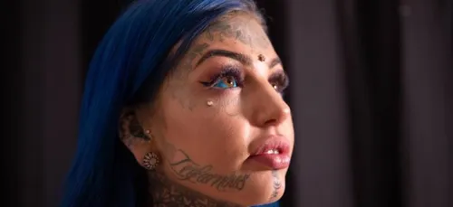Elle devient aveugle pendant trois semaines après un tatouage à...
