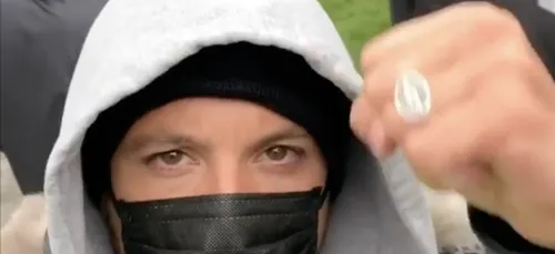 Nekfeu : il se filme à l'anniversaire des Gilets jaunes ! [VIDÉO]