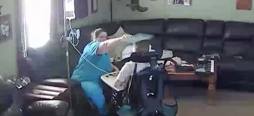 Elle place une caméra chez son fils paralysé cérébrale et découvre...