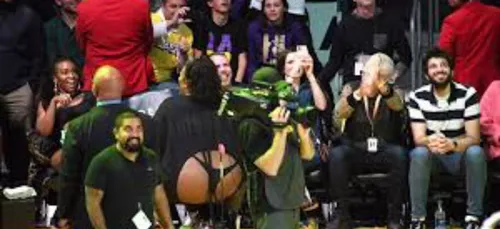 La chanteuse Lizzo twerke et montre son string en plein match NBA !...