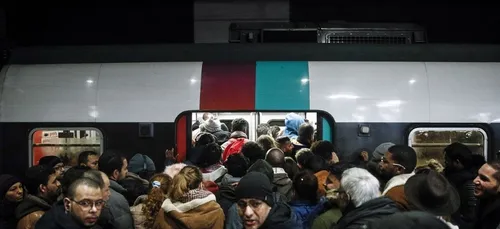 Une femme accouche dans le RER D pendant la grève !
