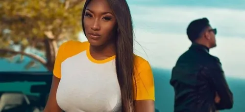 Aya Nakamura : dans une robe transparente sur les réseaux sociaux !...