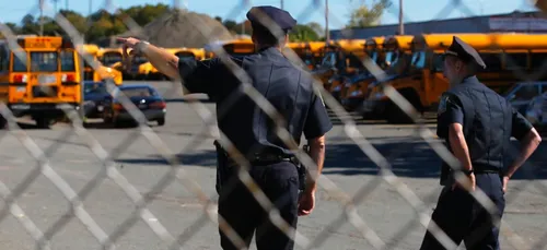 Un agent de sécurité d'un lycée filmé en train de frapper un élève...