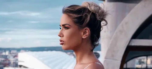 Manon Marsault : elle passe la soirée les fesses à l'air sans le...