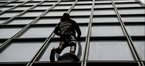 Le Spiderman français grimpe la tour Total de la Défense à mains...