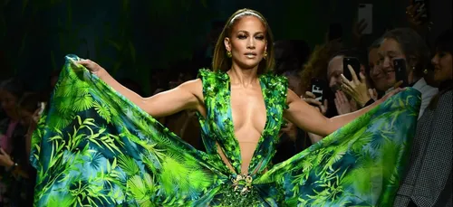 Jennifer Lopez : égérie ultra-sexy de Versace, elle dévoile les...
