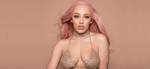 Doja Cat : dans une robe transparente, elle célèbre les poils...
