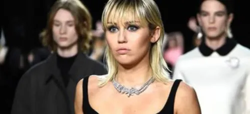 Miley Cyrus laisse échapper un téton au défilé Marc Jacobs ! [PHOTO]