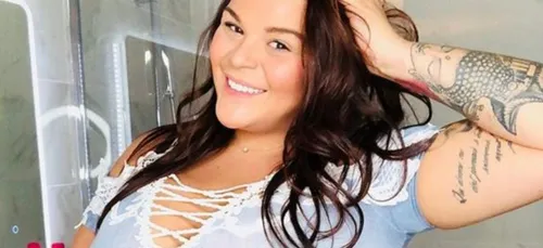 Sarah Fraisou : seins nus en train de se faire percer les tétons,...