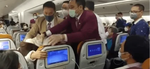 Coronavirus : une passagère tousse exprès sur une hôtesse de l'air...