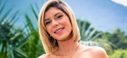 Sarah Lopez : confinée, elle pose topless ! [PHOTO]