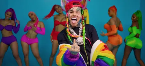 6ix9ine : Il fait un retour provoquant avec un live réunissant 2...
