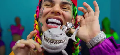 6ix9ine : une association pour les enfants défavorisés refuse son...