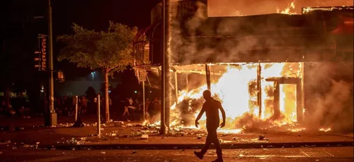 George Floyd : 3ème nuit de violences, un commissariat réduit en...