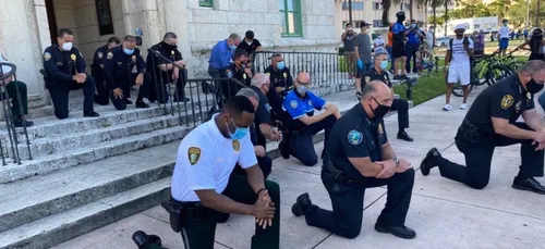 De nombreux policiers rejoignent les manifs aux Etats-Unis !