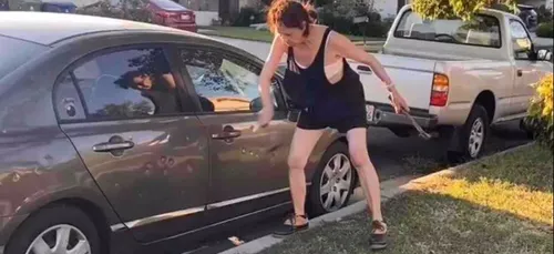 Une femme raciste en colère détruit la voiture de son voisin ! [VIDEO]