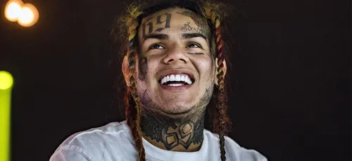 6ix9ine : il détruit ses affiches promotionnelles et distribue son...