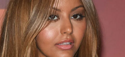 Zahia Dehar : elle dévoile sa poitrine dans une vidéo ! [VIDEO]