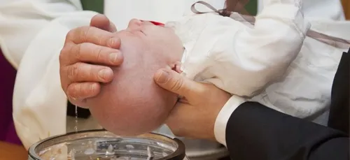 Un prêtre gifle un enfant pendant un baptême (Vidéo)