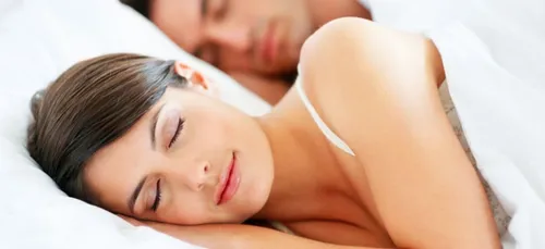 Pourquoi faut-il absolument dormir du côté gauche du lit ?