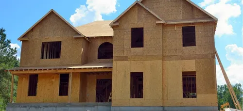 Il construit sa propre maison en volant des matériaux sur les...