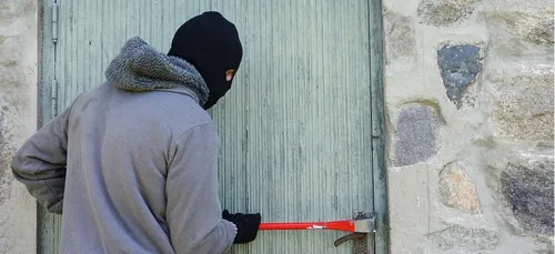 Cher : il entend du bruit et interpelle lui-même le voleur